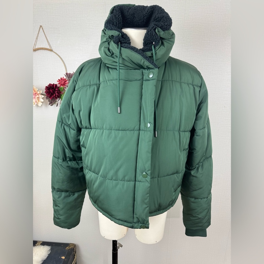 BDG Women’s Green Puffer Jacket with Inner Perka Lining size Large
